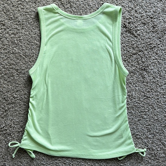 Old navy active tank - Picture 3 of 5